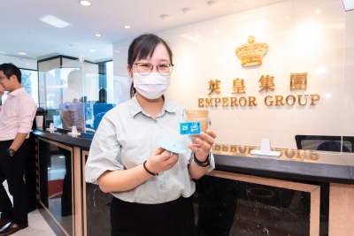 19 - 众富集團員工自掏腰包購買Coffee Bunnies自家出品的掛耳咖啡包，亦響應環保、節約資源，自攜咖啡杯前來支持青年咖啡師，實踐綠色生活