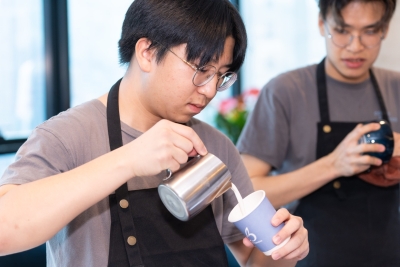 20 - 4位完成培訓計劃的青年咖啡師向众富集團員工展示他們學習咖啡烹製及拉花的成果，亦可讓員工在繁忙的工作中品嘗精品咖啡，喚醒精神及青年人投身咖啡師的夢想ed